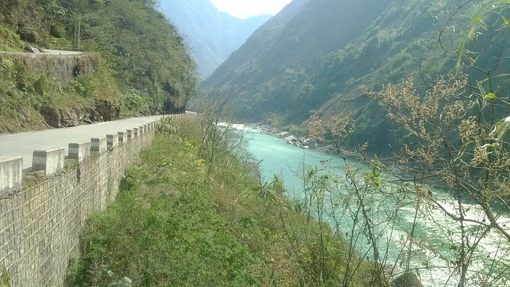 "一路沿着怒江大峡谷，两边分别 屹立 着碧罗雪山和高黎贡山，下边是绿色的、湍急 的怒江，风光无限_怒江大峡谷"的评论图片