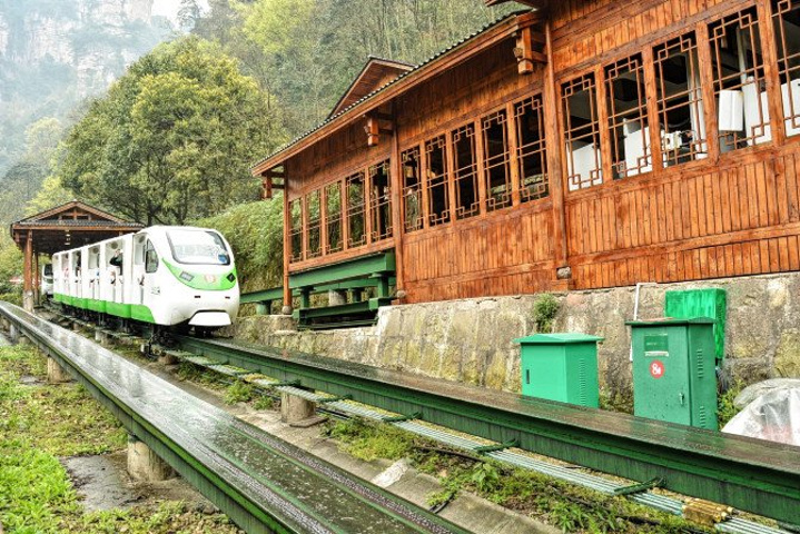 "天子山景区天子山是张家界最早开发出来的景点之一，天子山有着天下峰林“扩大的盆景，缩小的仙境”之称_张家界国家森林公园"的评论图片