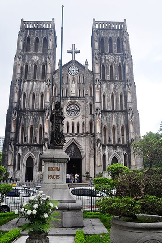 河内大教堂，斑驳发黑的外墙透露出岁月的沧桑。那天做礼拜教堂开放，满座，我们立于门口聆听片段，心旷神怡