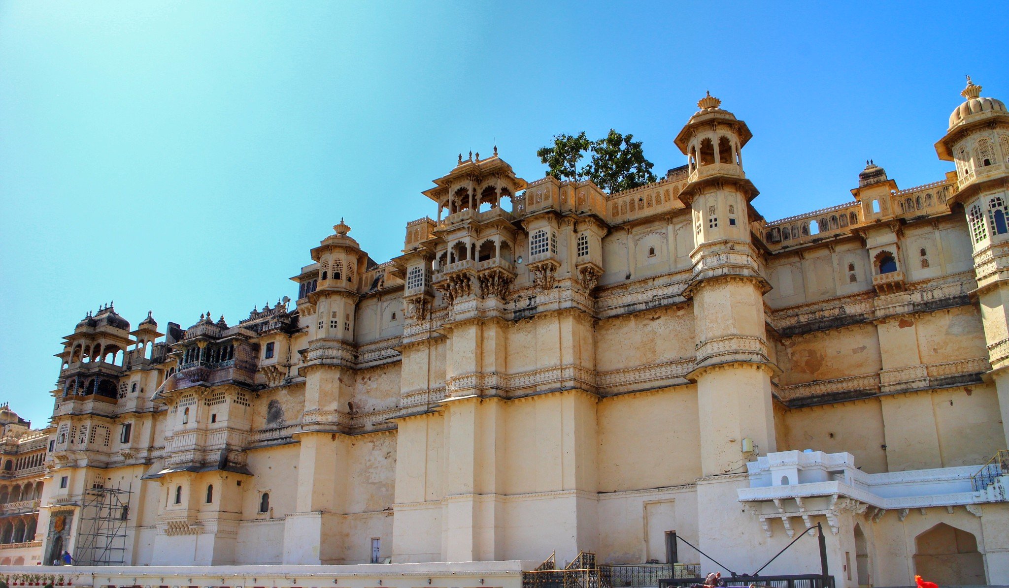 乌代布尔城市皇宫很大里面很漂亮各种精美的壁画和不同的建筑风格的