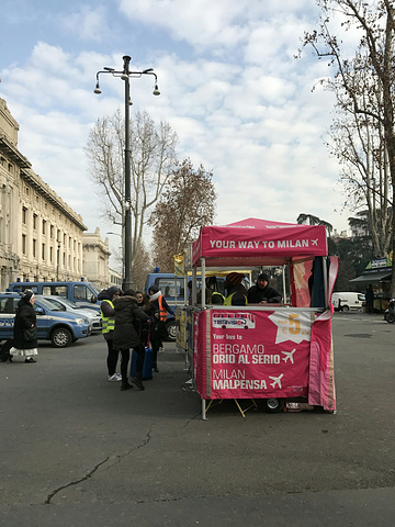 .亭子,在欧洲大多是黑人在做辛苦的工作,尤其是