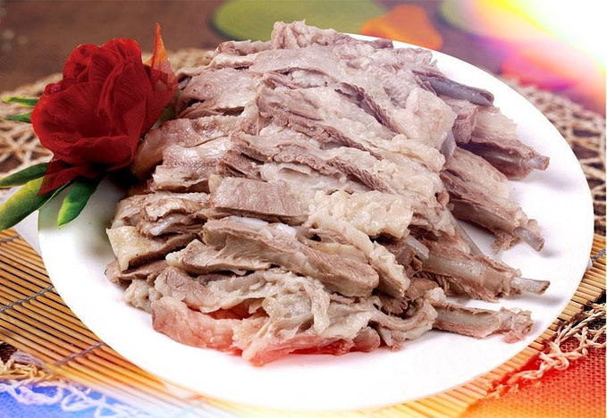 驱车来到青铜峡市区,已经到了中午,来到天一街,天一热闹非凡,我们在