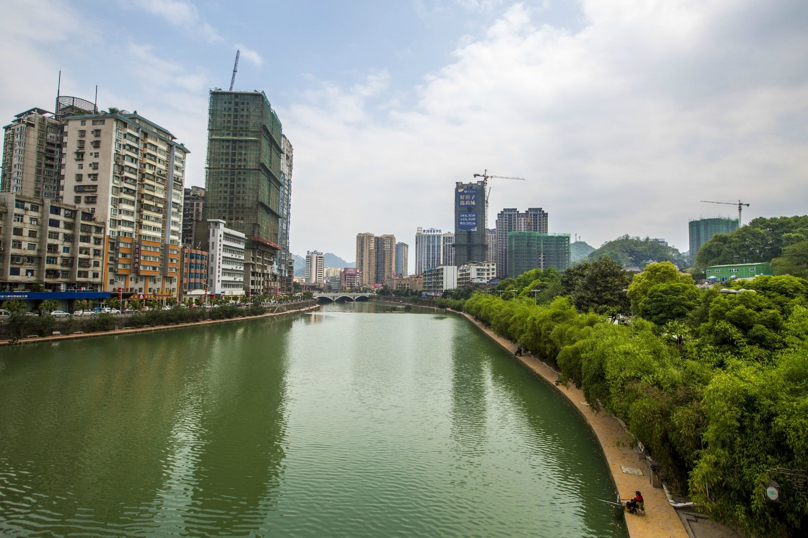 实用贴士:地址:都匀市剑江门票:免费,建议游览时间:2小时这里与石板街