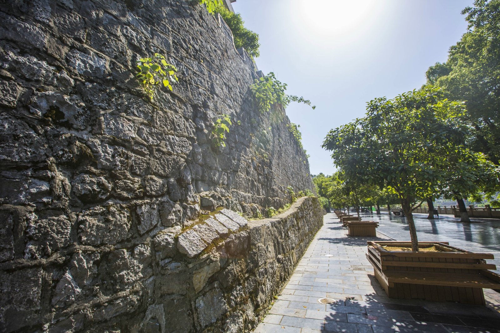 宝庆府古城墙,在历代王朝中以其防御体系完整坚固著称,近代又是太平