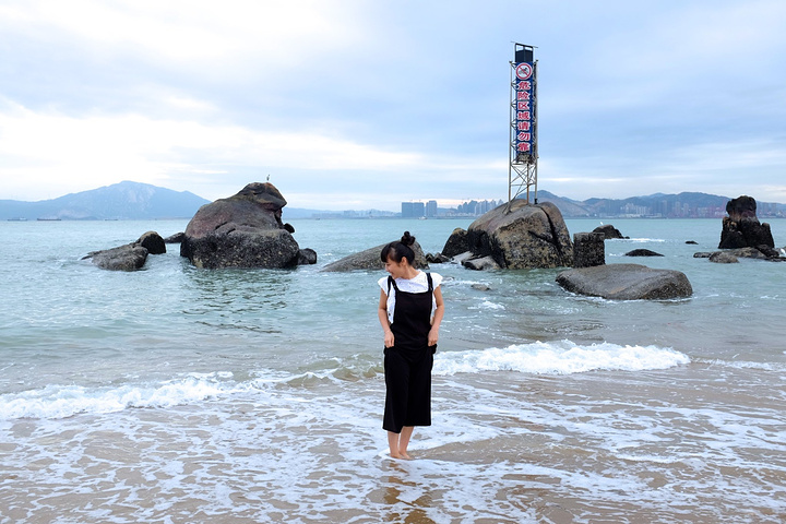 2017下午的时候恰逢涨潮,海浪哗哗的拍上来好