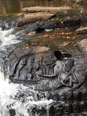 瀑布很小这里的水据说是柬埔寨河流的发源地,水流中光阴斑驳也是一番