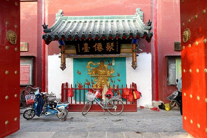 沿着南街步行前往城隍庙.只好看热闹了.