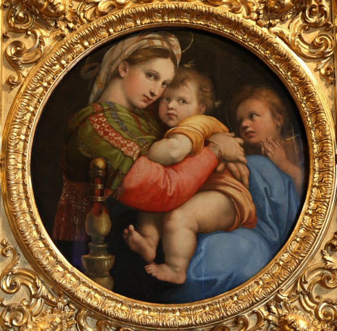 中圣母》拉斐尔拉斐尔非常仔细的把三个人物处理在一个狭小的圆形框内