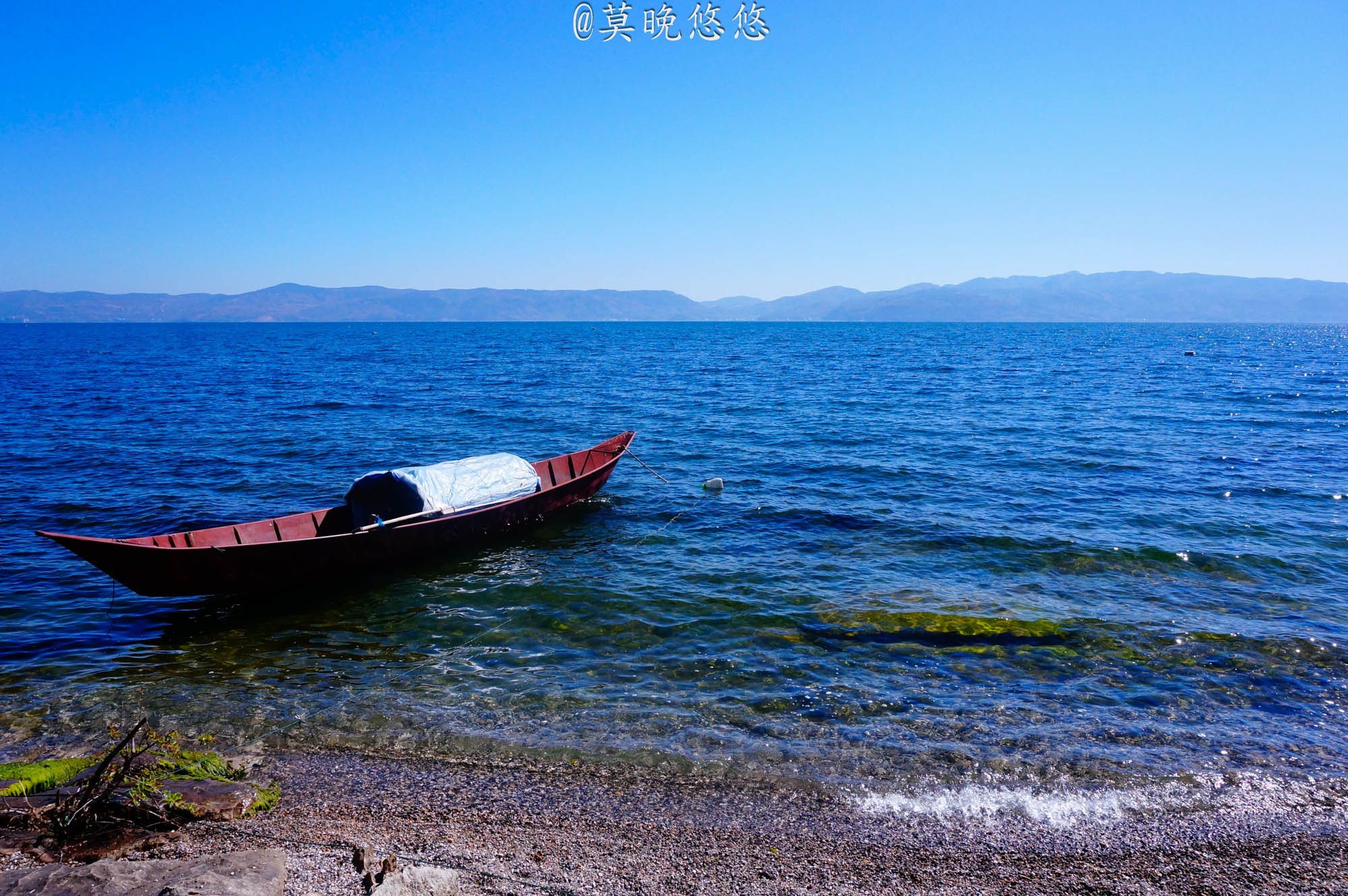 小船在湖面上摇摇摆摆