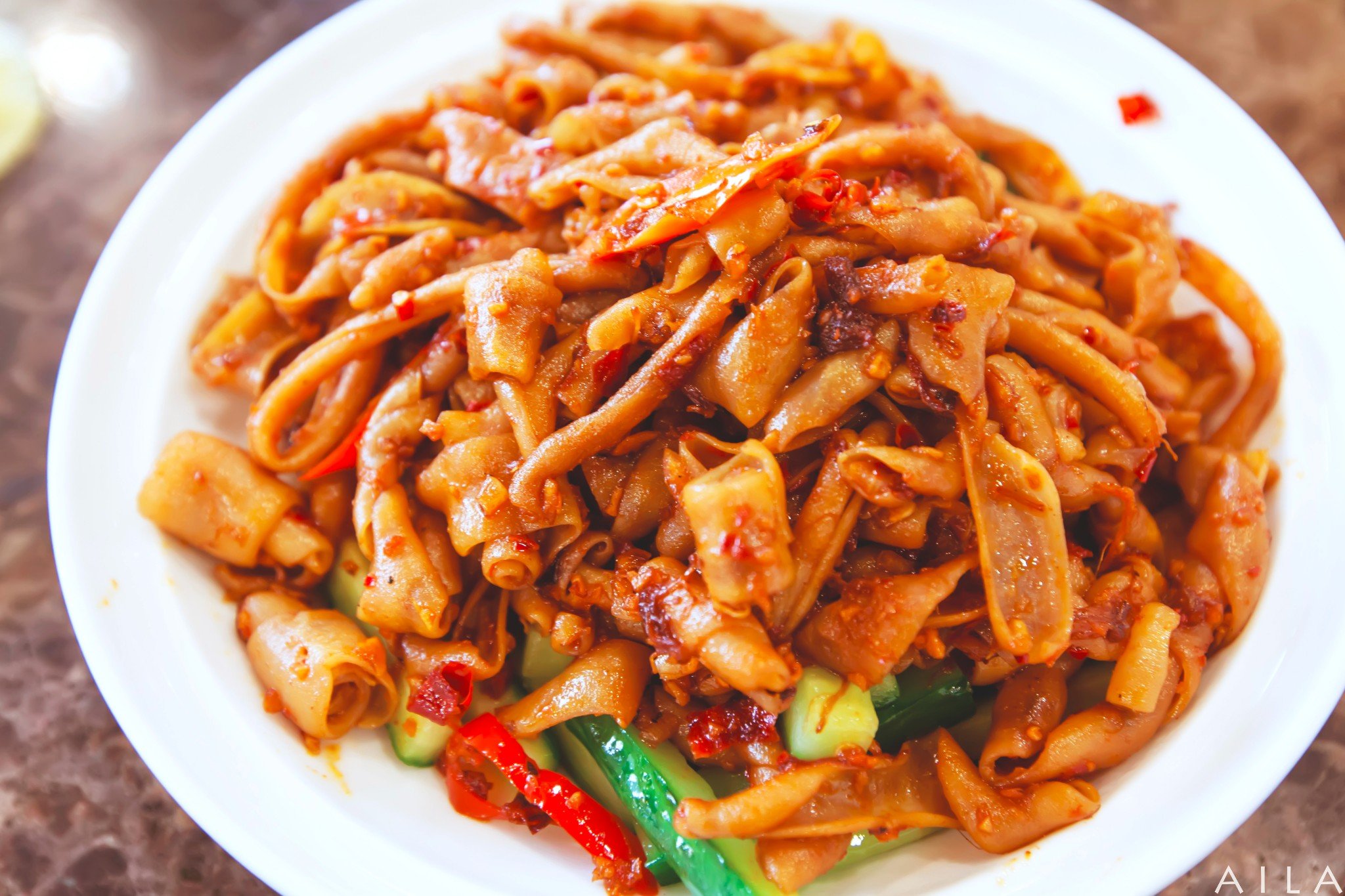 烧鹅的必点的,外焦里嫩的烧鹅,蘸上酸甜辣口儿的酱,真的很多好吃.