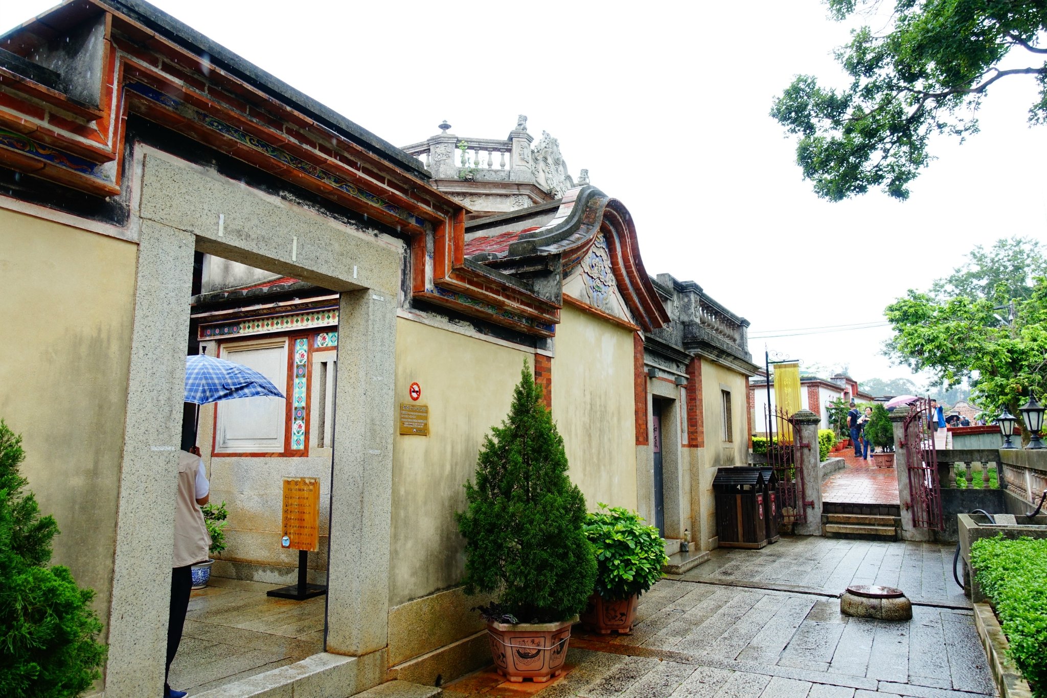 这所民宿前的小人儿花盆像极了一部动画片里的人物,可爱极了,原谅我一