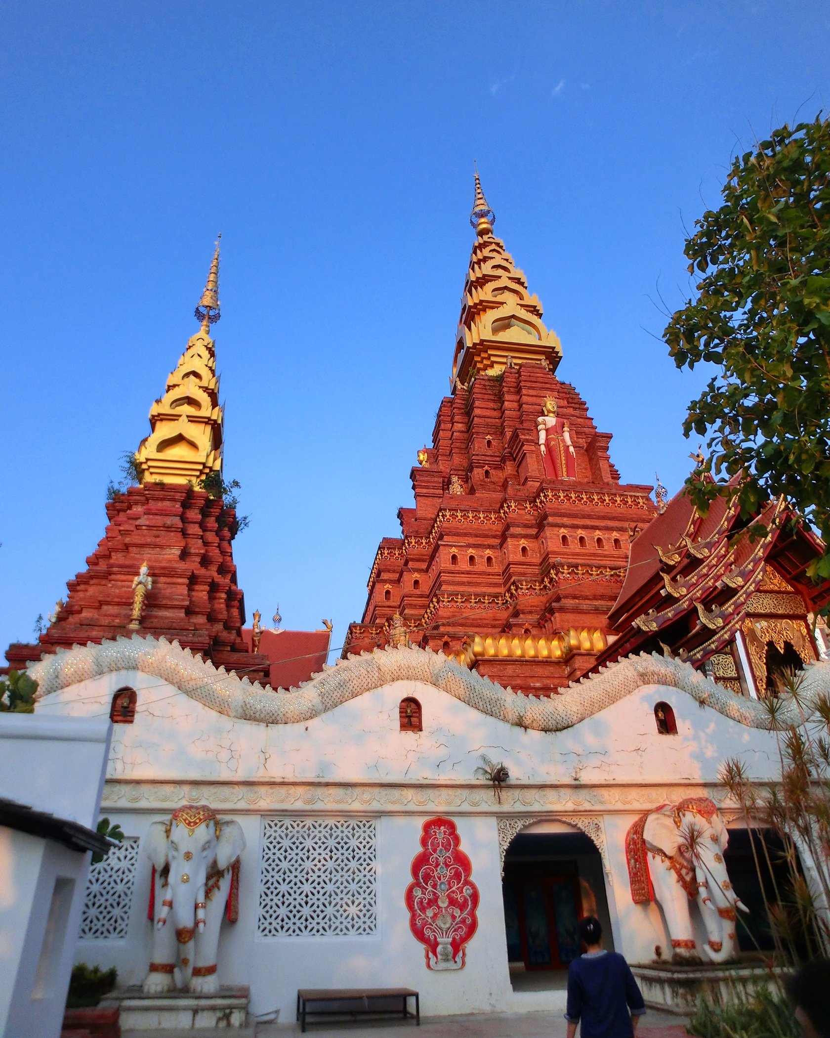 围绕着大塔的四个特色小塔是实心的塔建筑分别代表另外四景景栋缅甸景