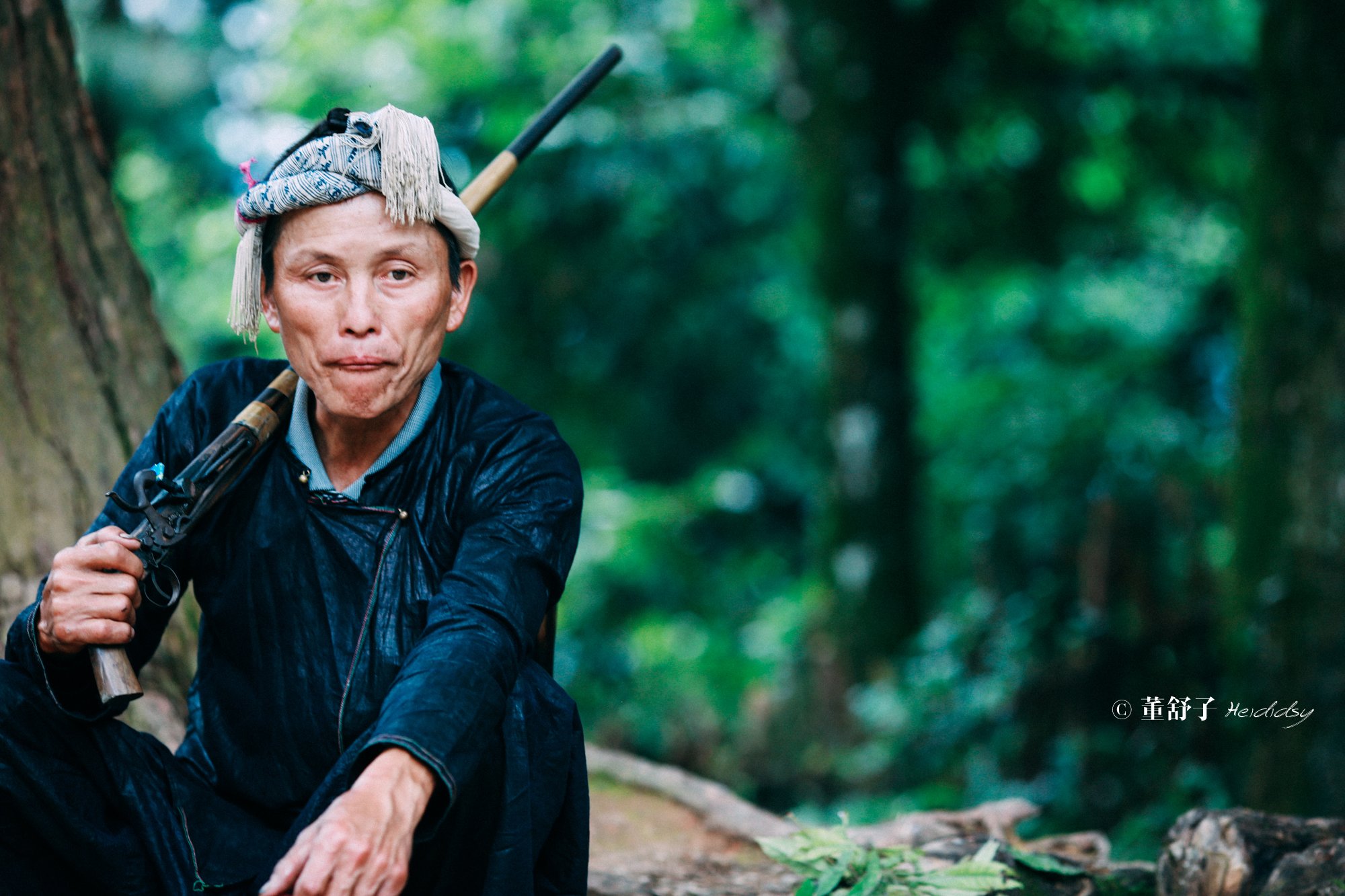 "高盘发髻,剃光的头,大裤裆,肩扛长枪,这是岜沙男人的经典形象.