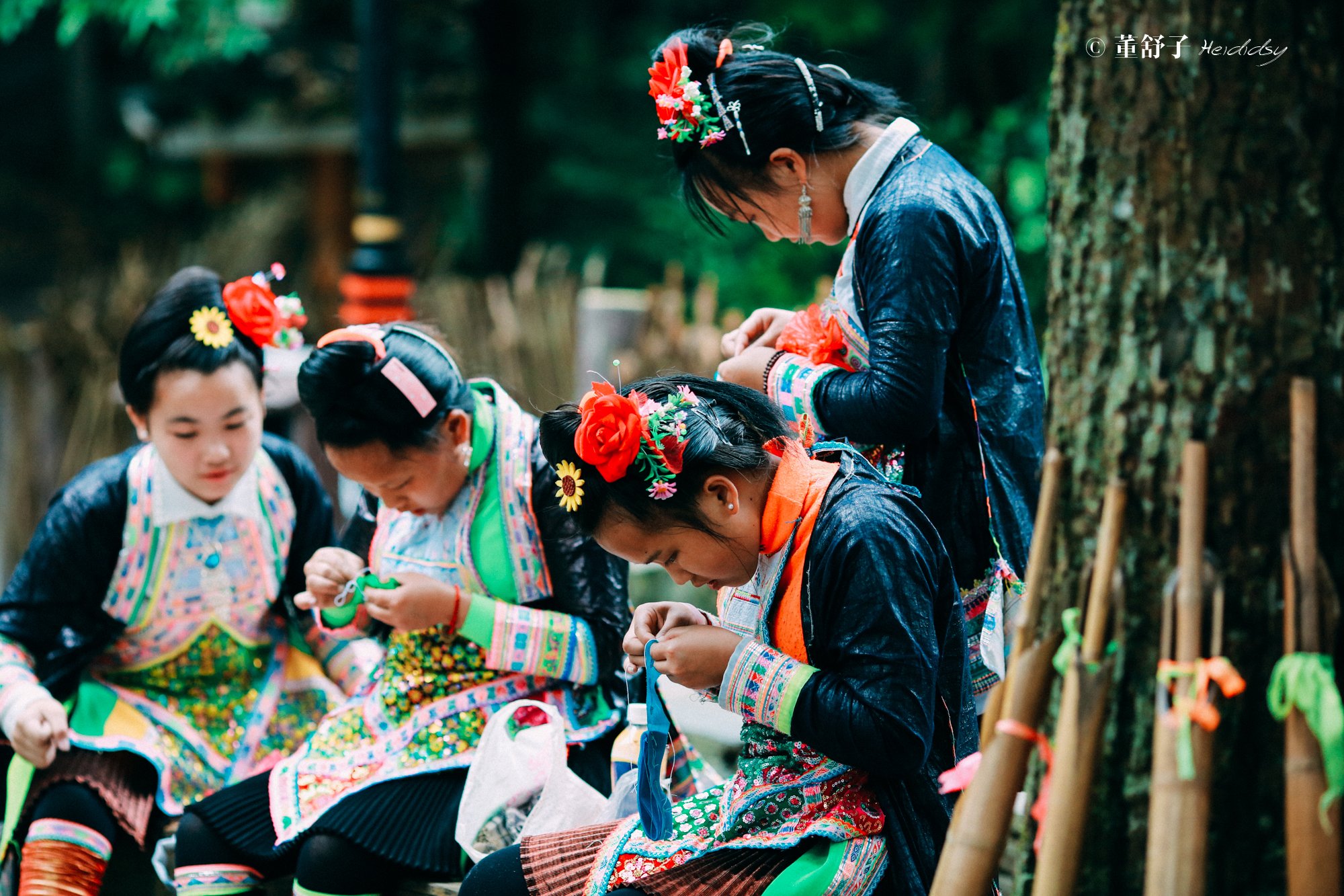 高盘发髻剃光的头大裤裆肩扛长枪这是岜沙男人的经典形象但岜沙的看点