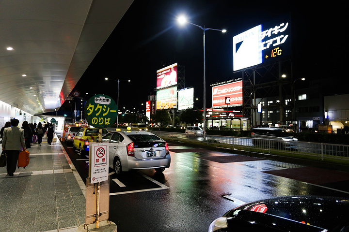 "福冈机场是我见过离市区最近的机场，所以你看这里对面的商店，已经有市区的味道了_福冈机场"的评论图片