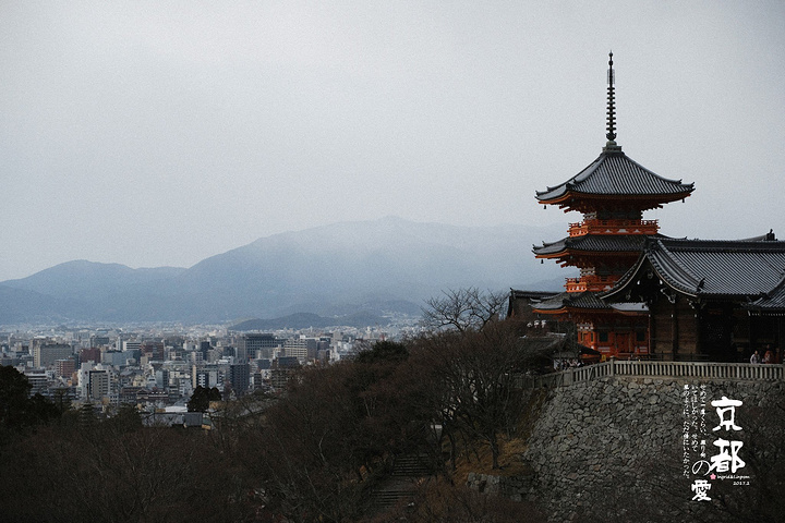 "清水寺里的小茶屋，里边都是穿和服的人，有种拍日本古装连续剧的感觉。很多地方也还在修缮。可以下山啦～_清水寺"的评论图片