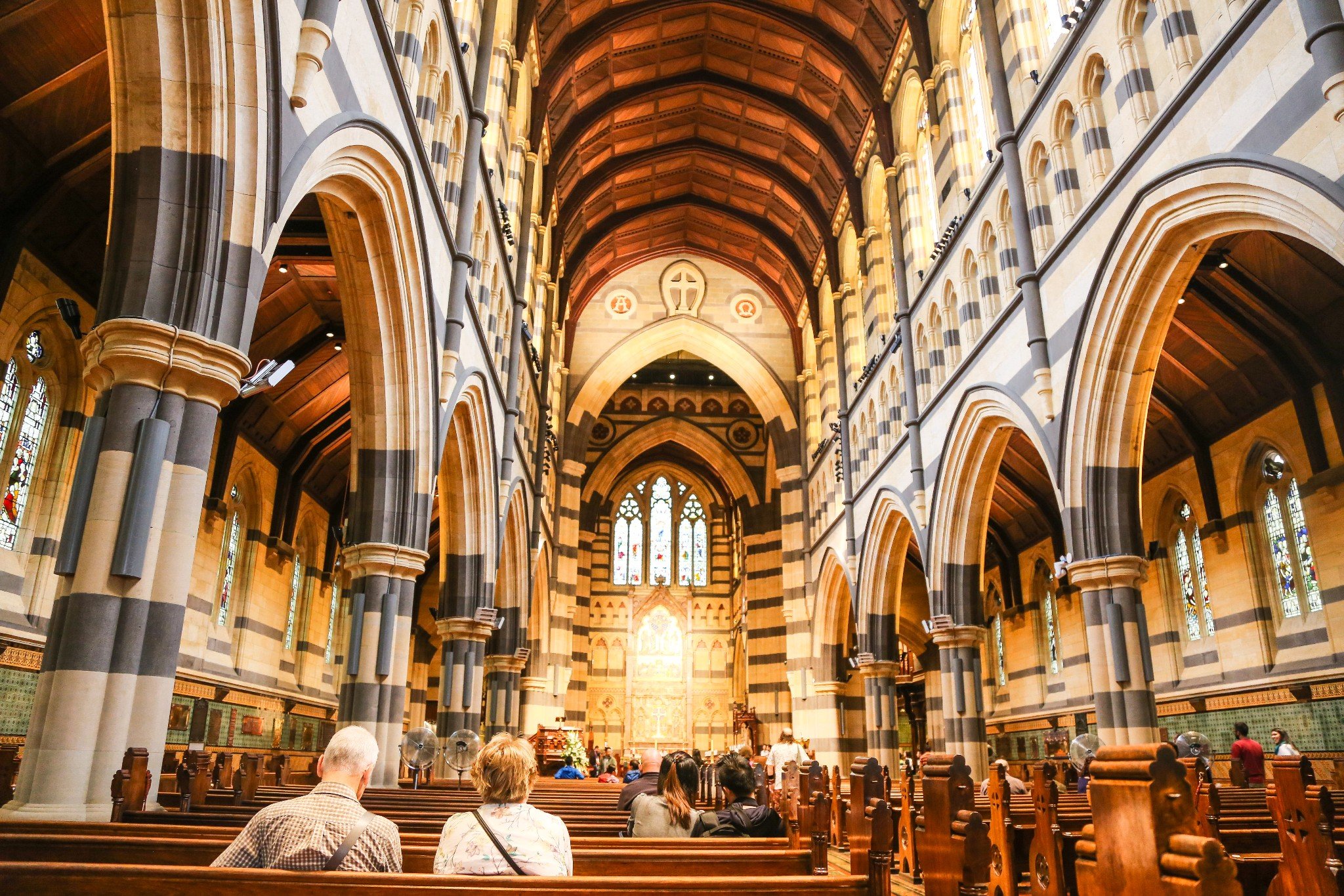 游行结束后,人群还是很多.在弗林德斯街火车对对面就是圣保罗教堂