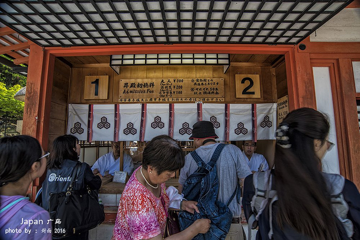 在神社里面碰到一群这里参观的日本小学生朋友从这里买票进入严岛神社
