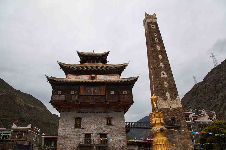 正值秋天整个村寨的梨树上挂满脆甜的鸭梨如到春天