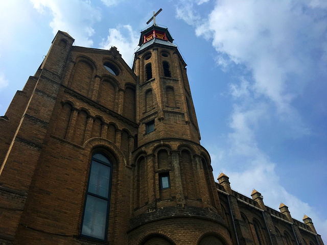 天主堂天主教堂以圣堂为主要建筑,其建筑风格呈典型的欧式罗马形制