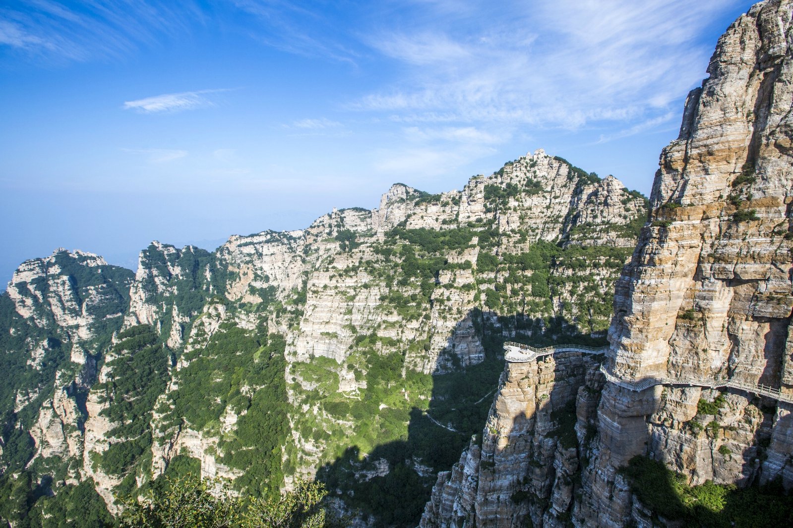 白石山有两个大门入口,先看到的是西门,再往里走6公里才是主门东门,大