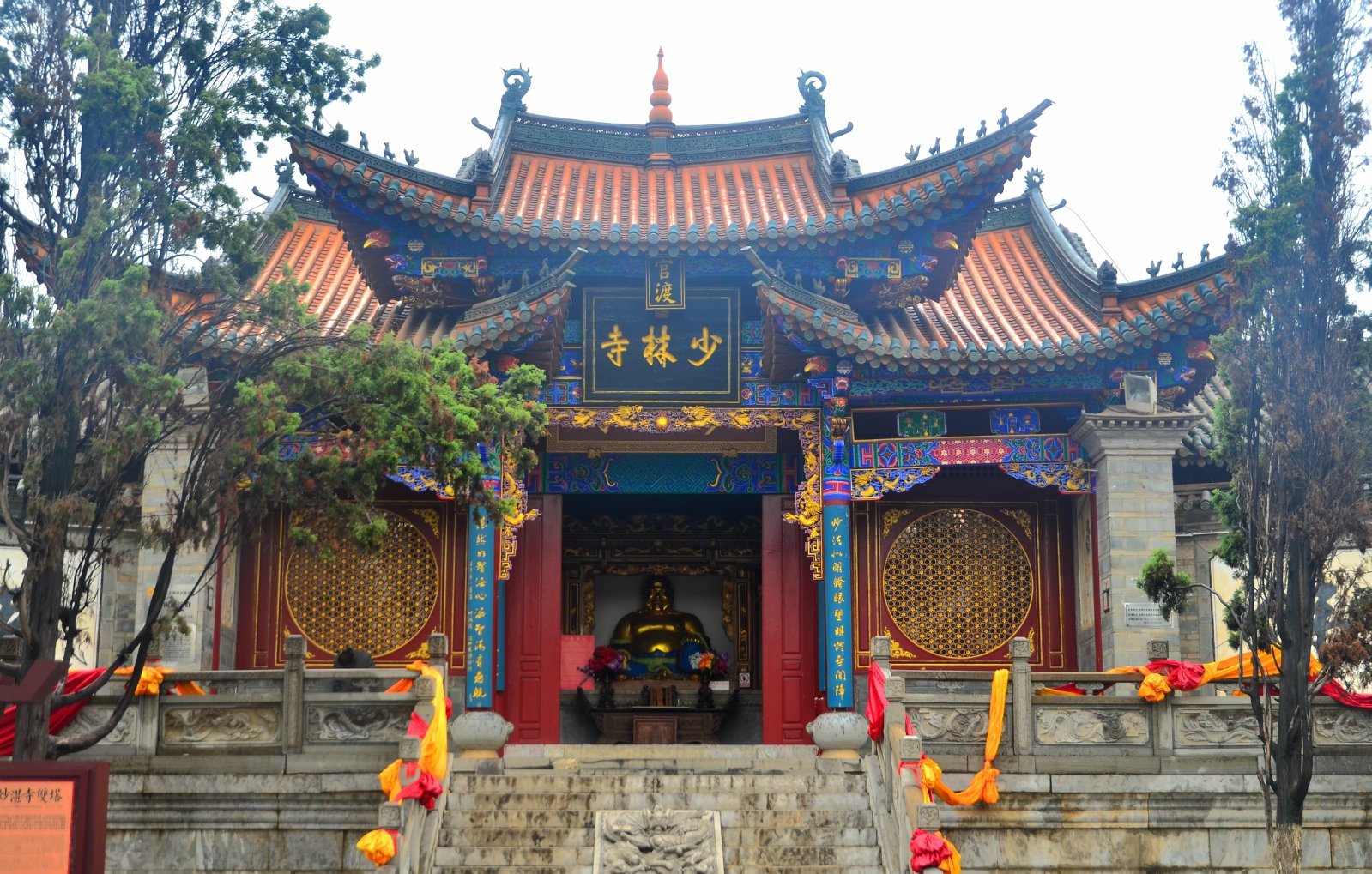 官渡少林寺坐落在昆明周边的官渡古镇内我白天和晚上到了少林寺门前