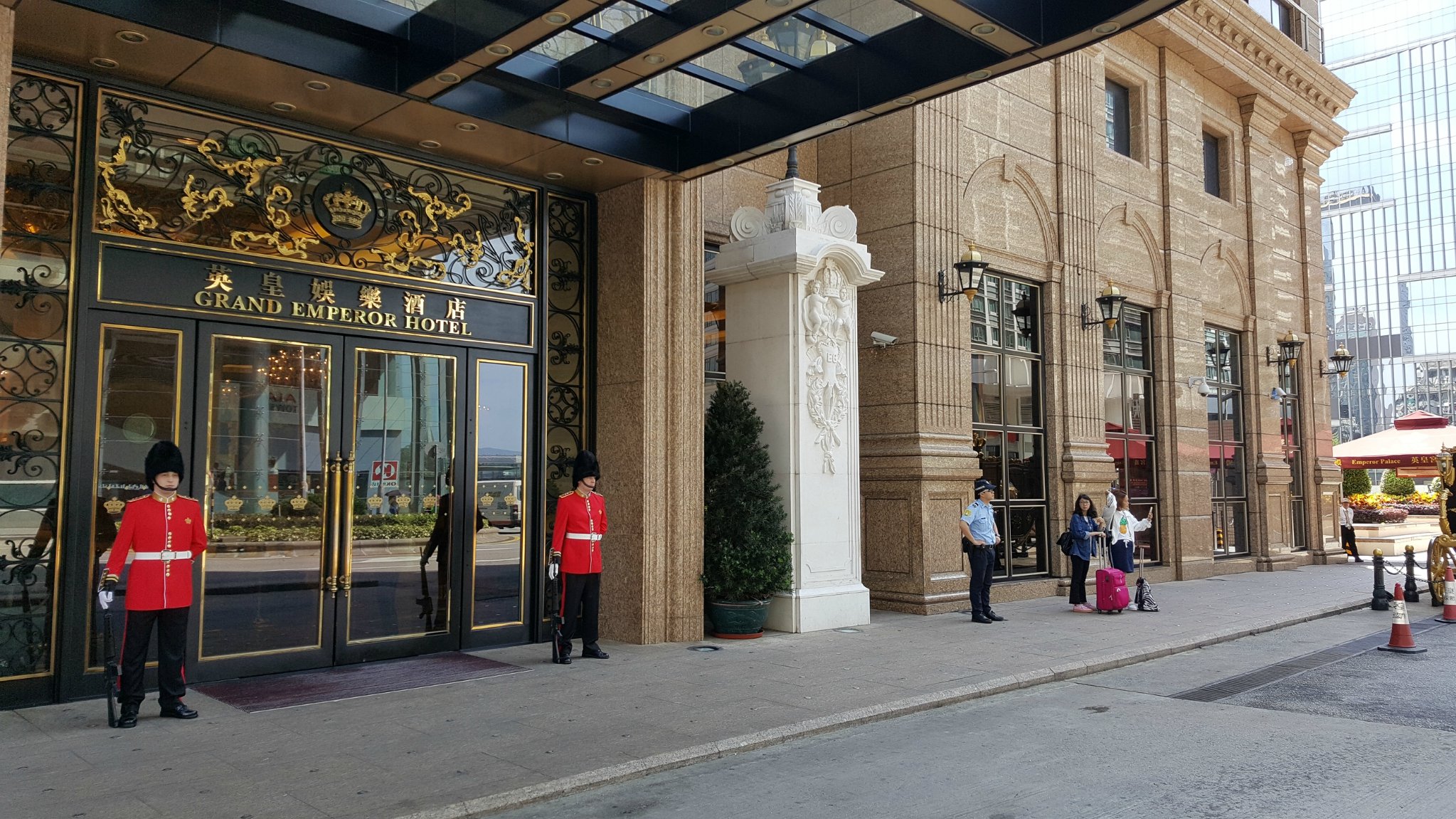 2020英皇宫殿娱乐场游玩攻略,门口的门卫都是英国范. 【去哪儿攻略】