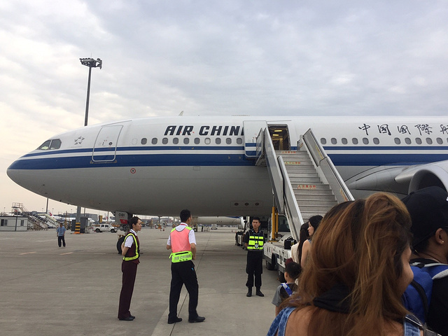 收了入境卡,在护照贴个二维码就好了,如此eas