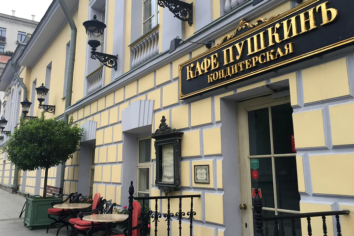 层晚餐时间会有现场演出,多为爵士和古典乐;面