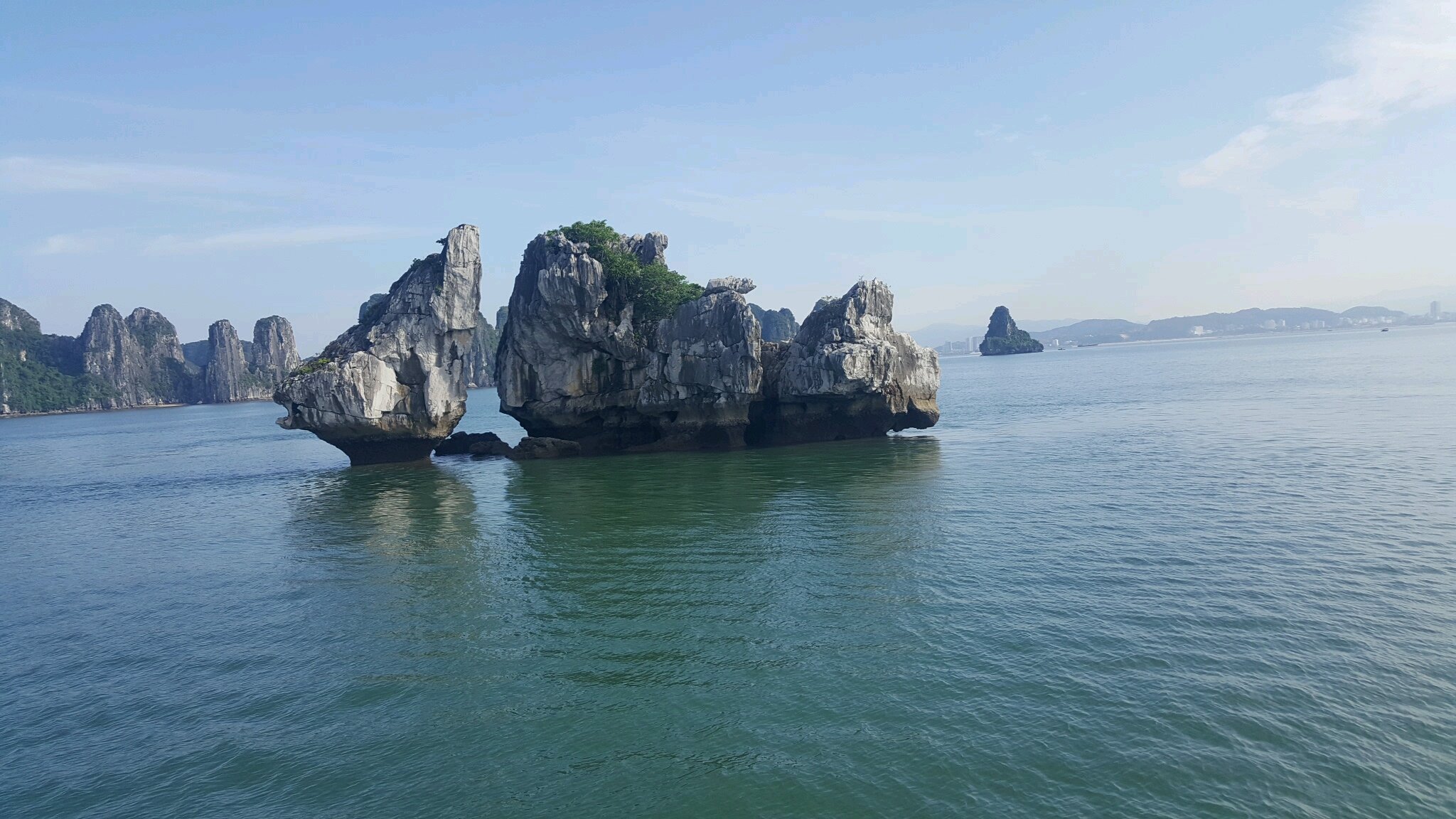 斗鸡石是越南下龙湾海上的具有代表性的熔岩景观,因其如两只雄鸡相斗