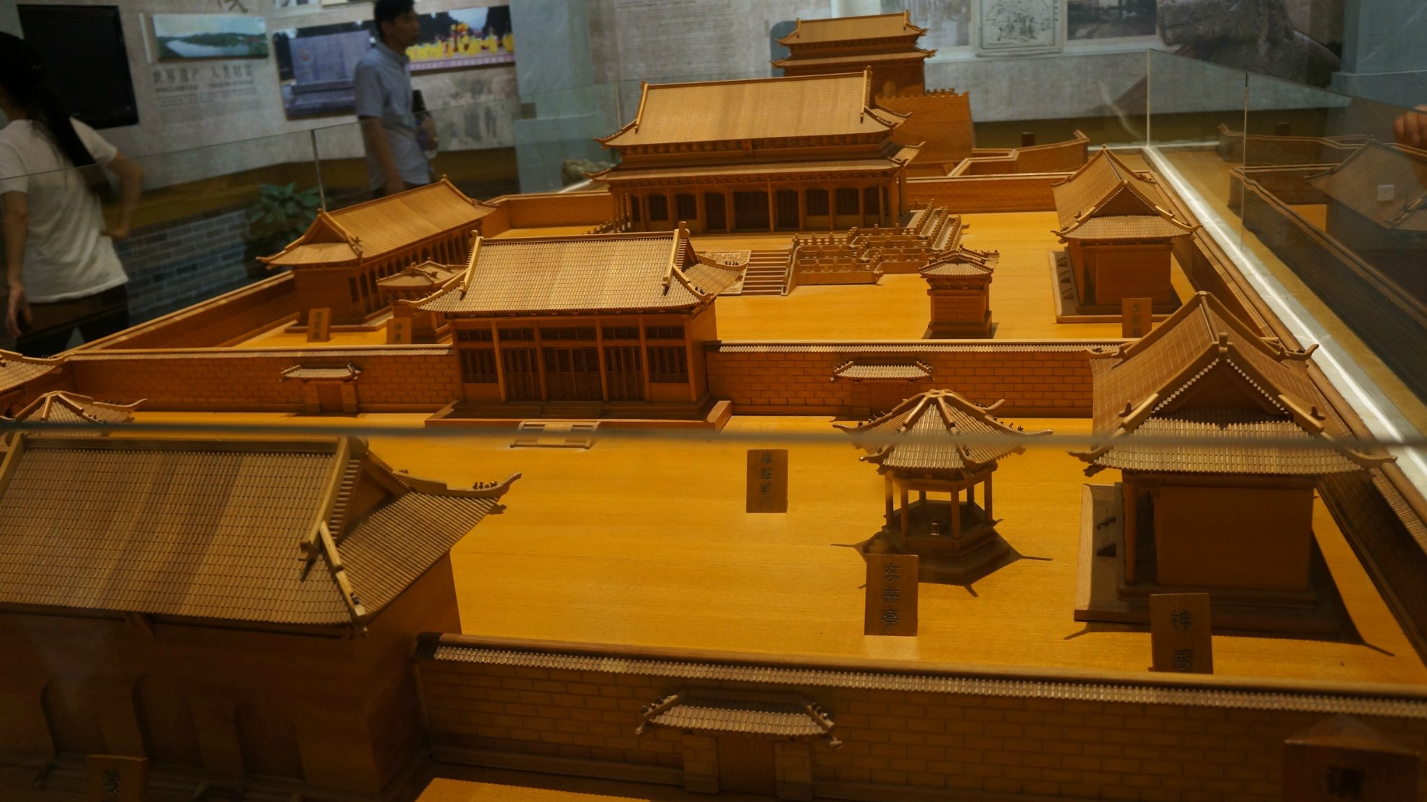 到了明孝陵博物馆整个馆区不大主要是简绍明孝陵内部的结构和明朝的