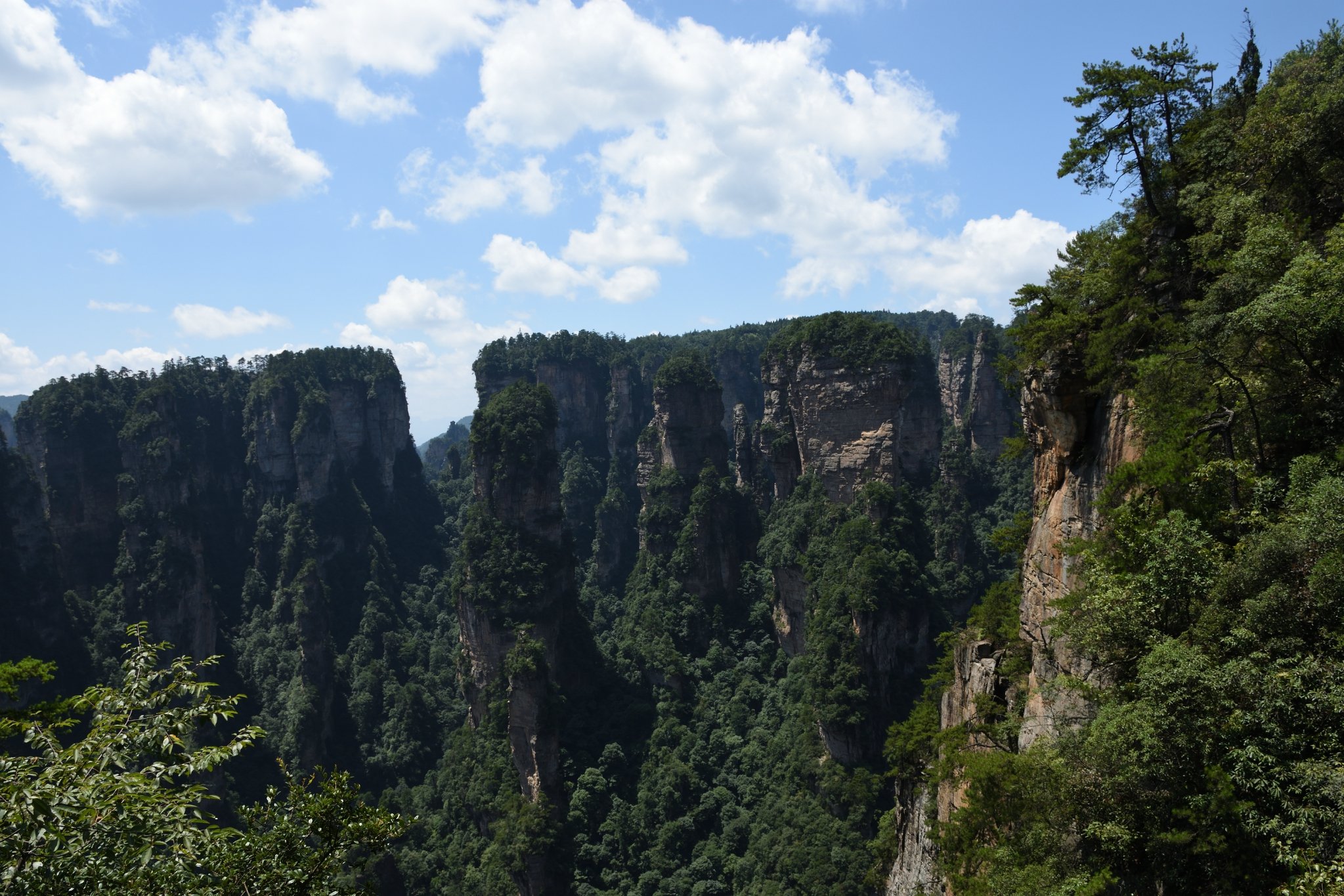 传说中的天生石桥岩壁特写,,一路上可以看到很多耸立的小山体,很壮观