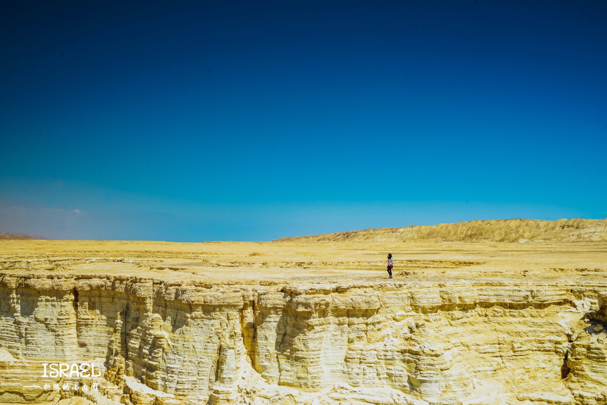 站在峡谷边缘,地下万丈深渊