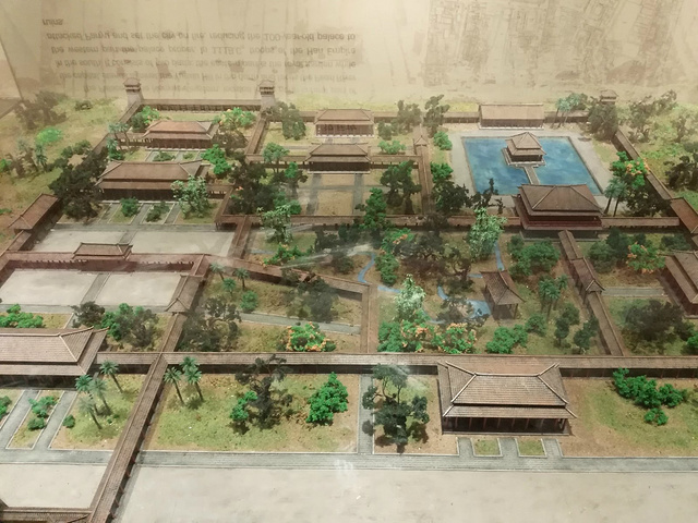 南越王宫遗址复原模型文物展览厅向花园望去文物展厅出来,继续参观
