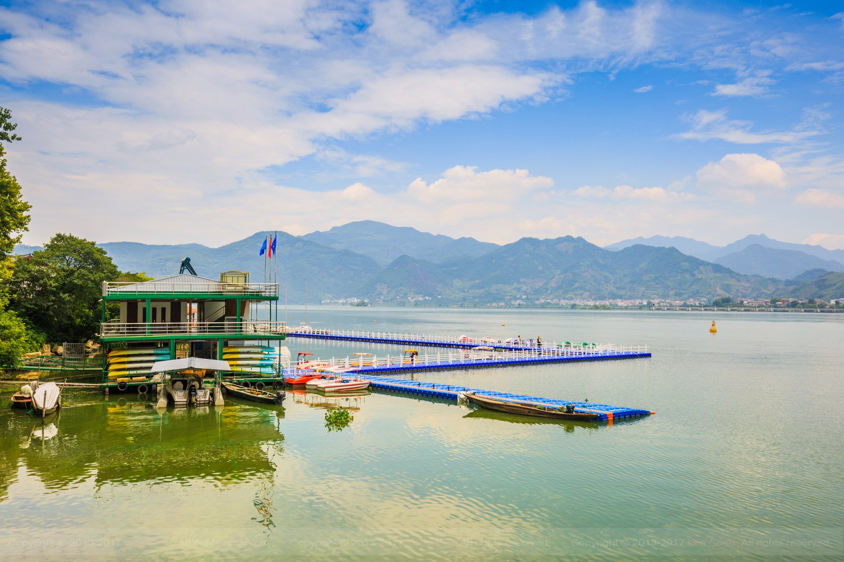 置身船上,扯起白帆,溯江而上,可摇橹划桨,求得"