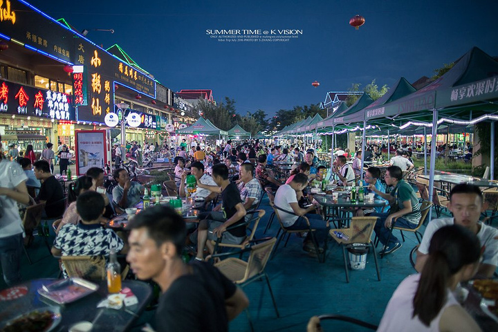 大唐美食街,估计是这座城市集合了最多餐厅的地方,虽然还是以清真烧烤