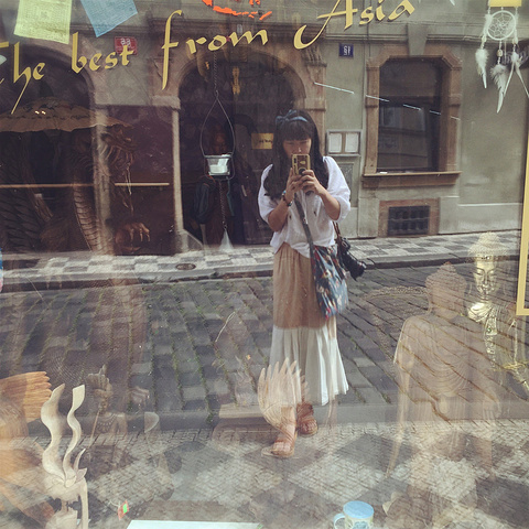 有许愿池,广场也不叫布拉格广场,后来也看了很多电影的取景地都在这里