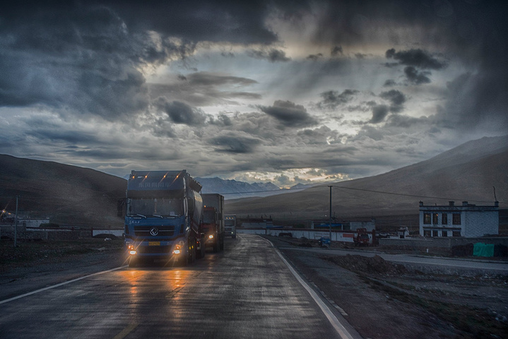 那拉根山口,眼前的美景震撼到我,金黄的那曲草