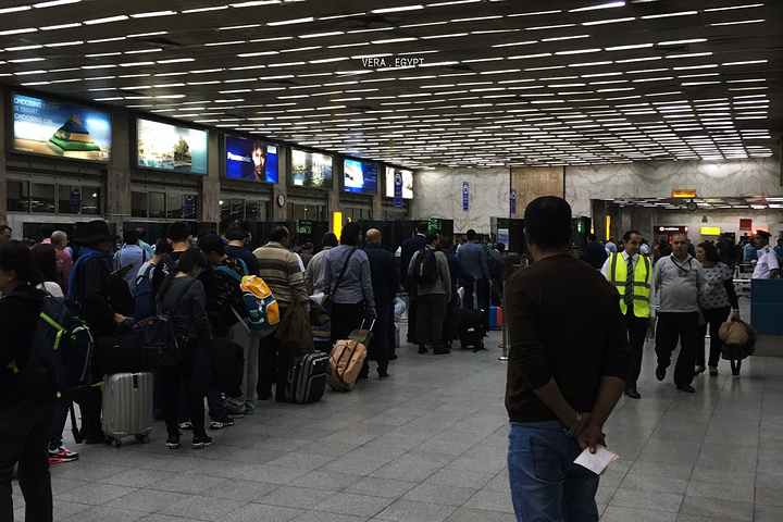 "已进入机场，会有旅行社的员工帮助所有的旅我们统一办理出关手续机场出境口也很颓废_开罗国际机场"的评论图片