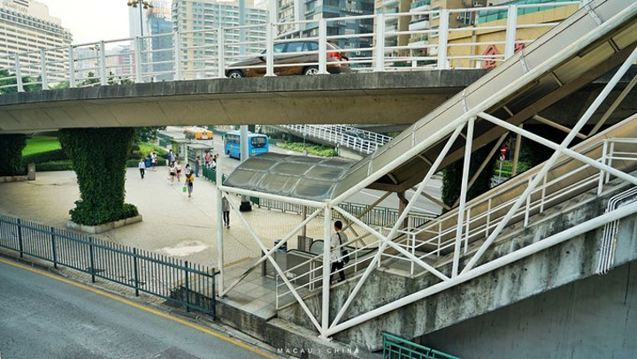 澳门渔人码头就在港澳码头的南边,步行几分钟