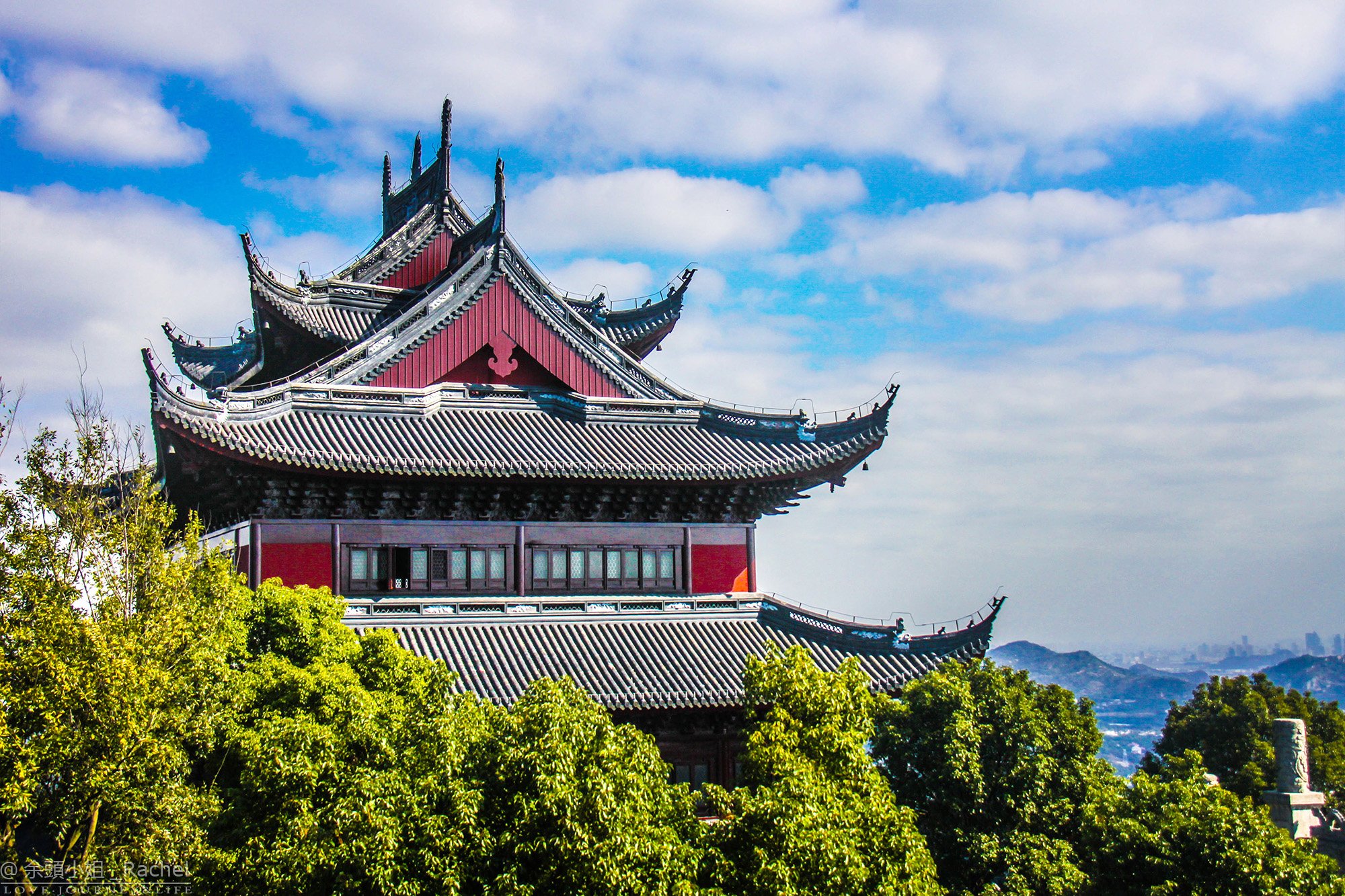 在这儿欣赏景色是最好的,八百里太湖风光竟收眼底,山湖风光气势磅礴.