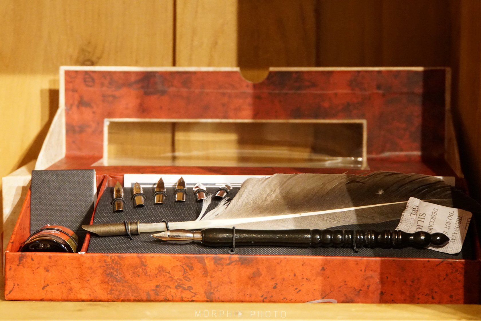 作为文具画材控,看到这充满中世纪风格的羽毛笔和墨水,卤树懒简直是