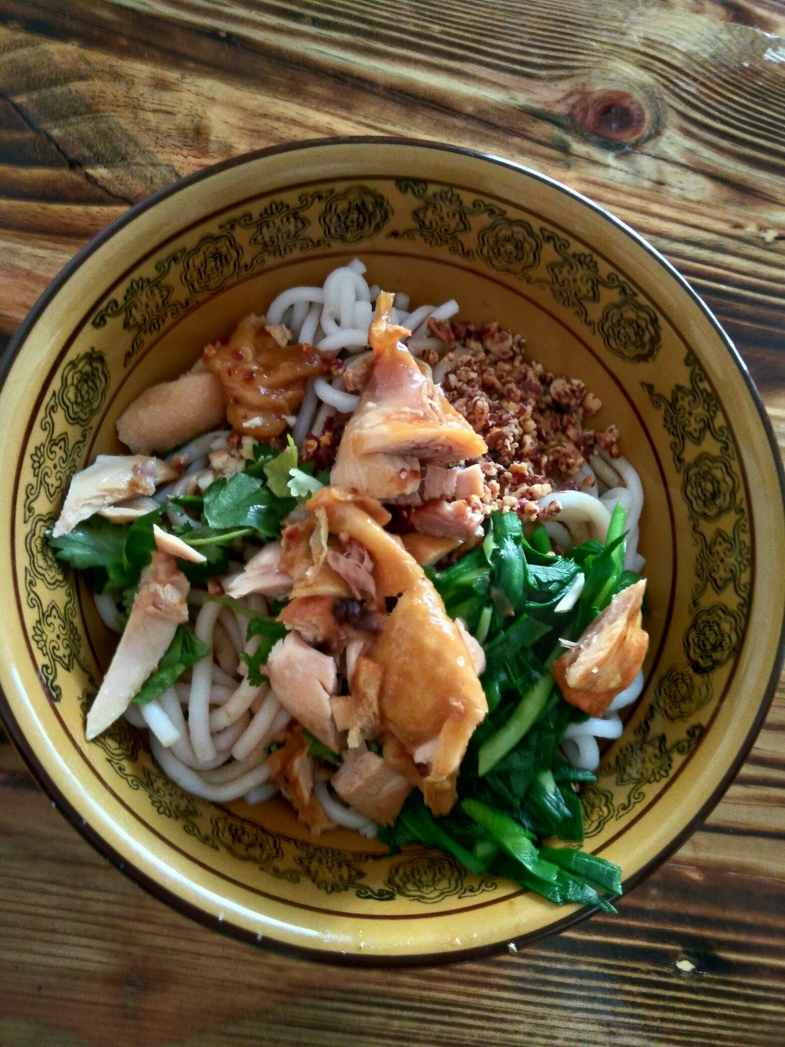 家吃米线,凉鸡米线,是凉的,凉拌的,甜辣辣的,好吃,火巴肉米线汤很好喝