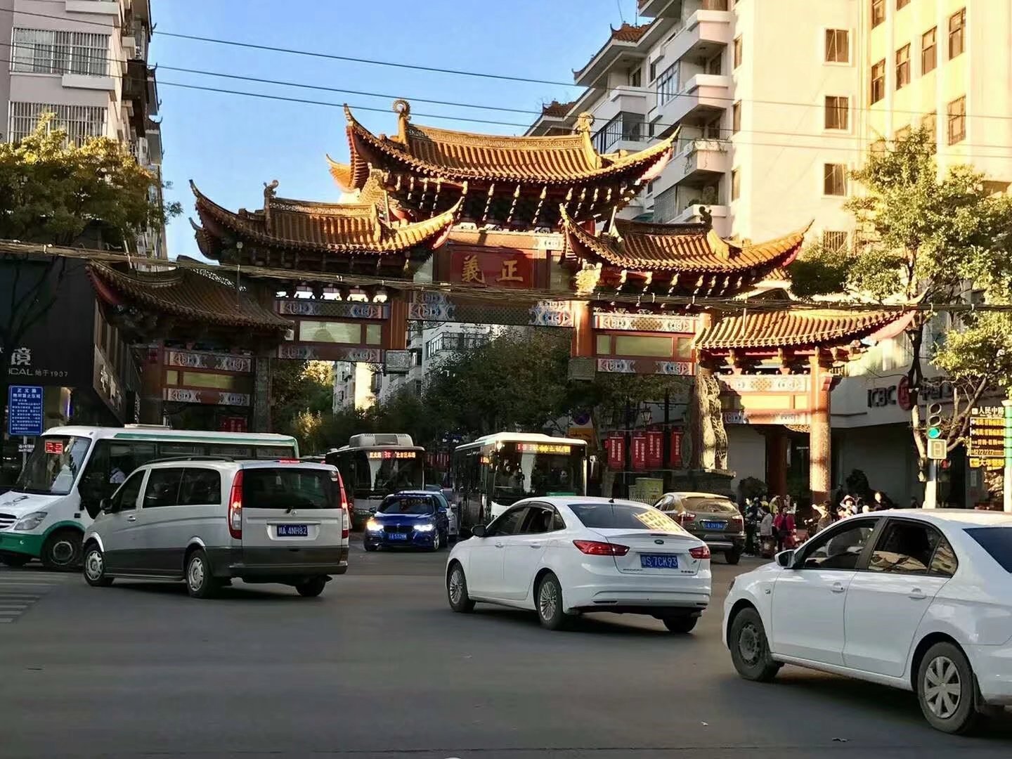 金马碧鸡坊前往南屏步行街,途径金碧路,祥云街,行车7分钟到达.