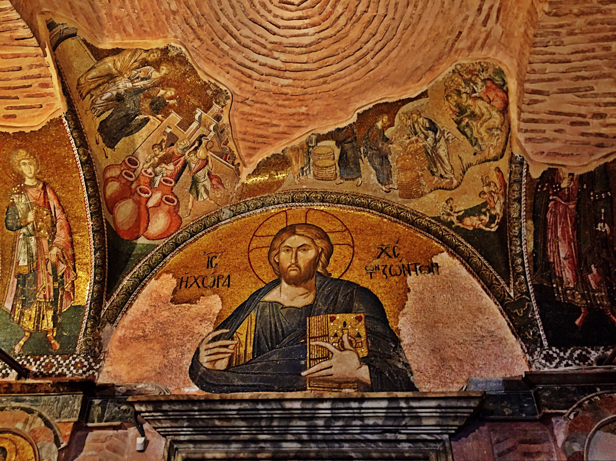 拉教堂在奥斯曼帝国时代被改做清真寺,是伊斯坦布尔城内仅次于索菲亚