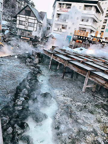 这天早早的爬起来奔去日本第一的草津温泉啦~