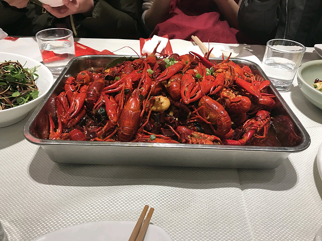 两边都是麻小和串串烧烤川菜,叫辣街更合适,通宵营业_胡大饭馆(簋街