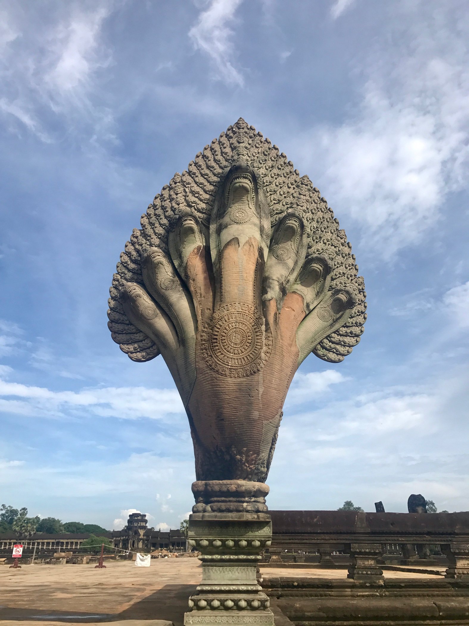 在神秘的吴哥窟遗址跨越护城河就是两条上百公尺的七头蛇图腾所引领的