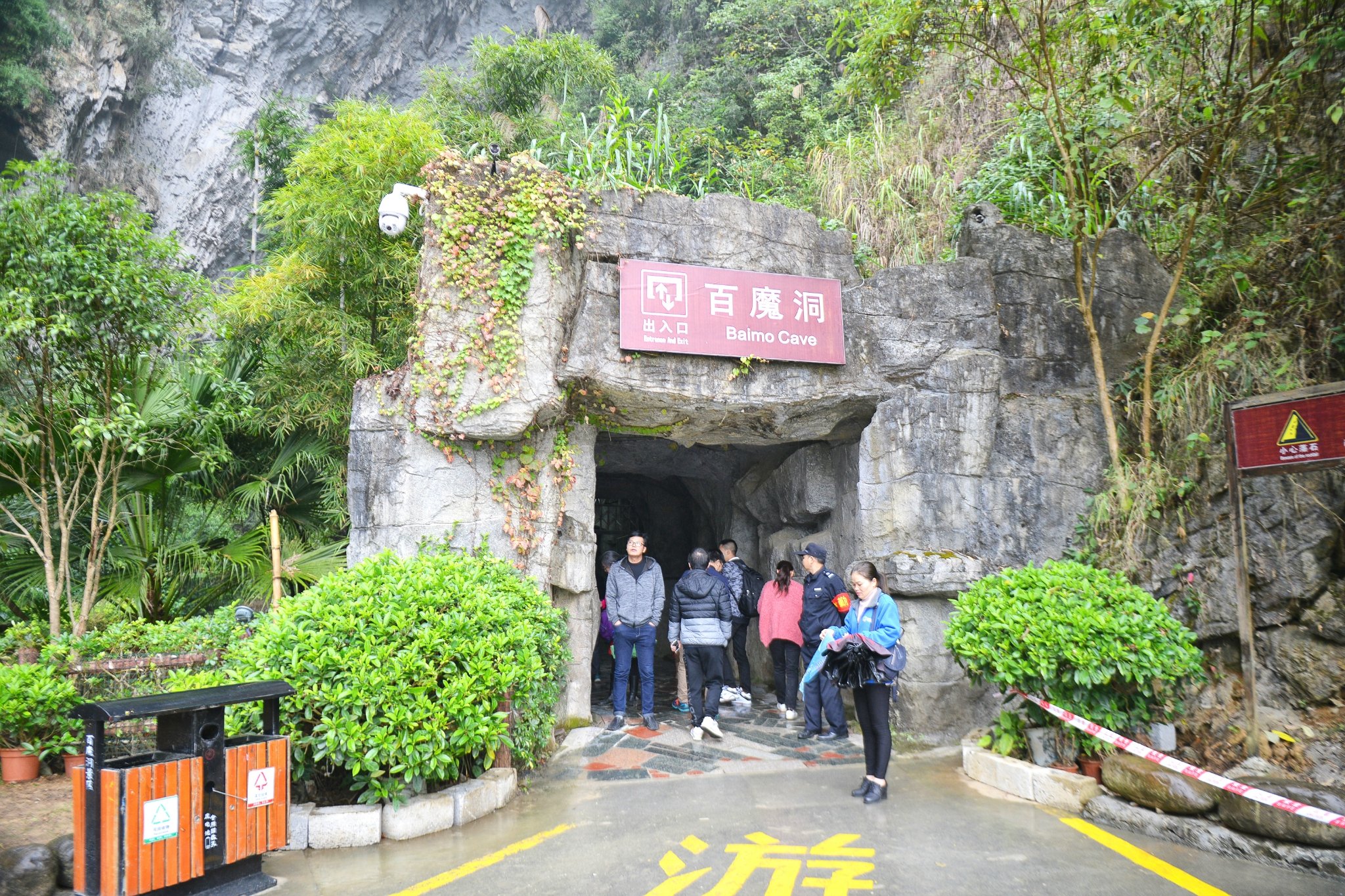 百魔洞奇珍异草繁多洞内钟乳石柱千形百状雾气缭绕如仙境泉水滴滴答答