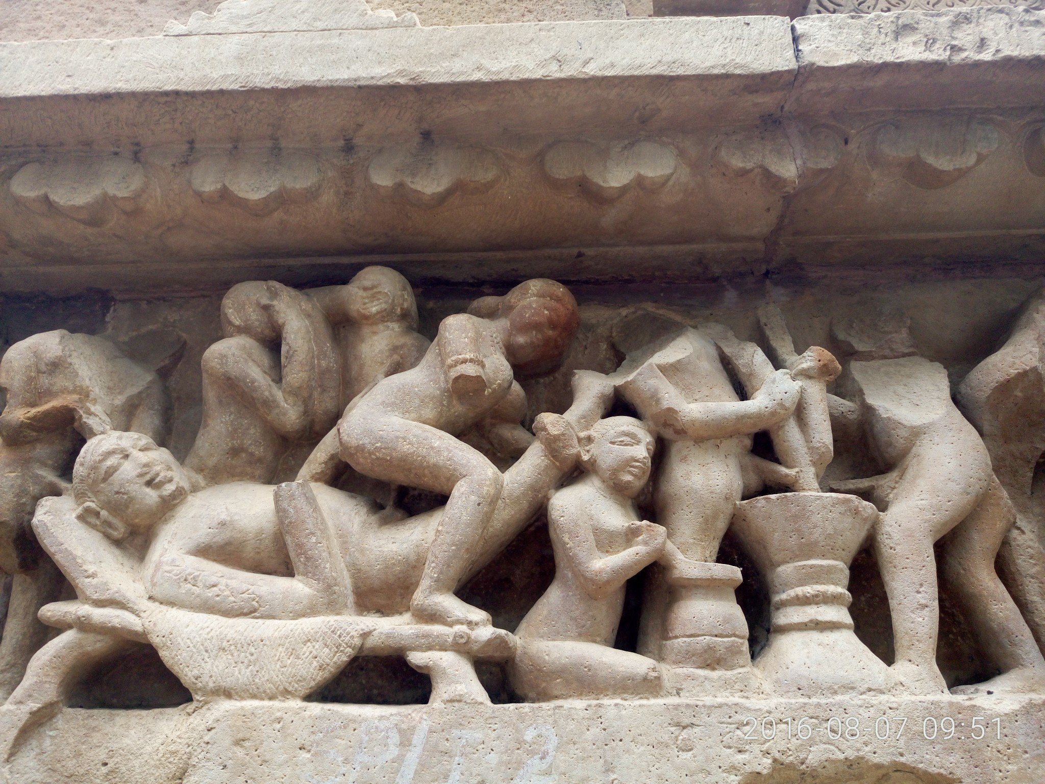 当地的特色旅游产品很有意思,一切都很性爱姿势有关,钥匙扣,扑克牌,开